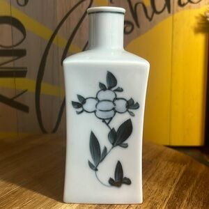 Vintage Beautiful Blue Floral Decorative OMC Japan Vase.🏺